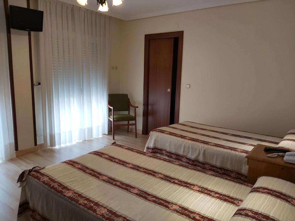 Hostal Virgen Del Villar Laguna de Duero Buitenkant foto
